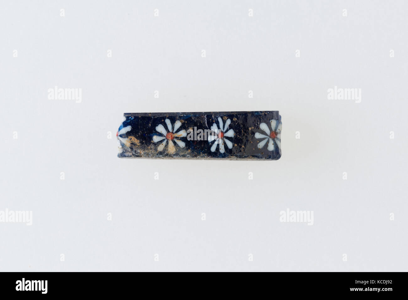 Inlay Fragment, bei der die Zeile der Rosetten, Ptolemäischer Zeit-Römischen Periode, 200 BC - 100 AD, aus Ägypten, Glas, H. W. 0,5 × 1,7 cm (3/16 Stockfoto