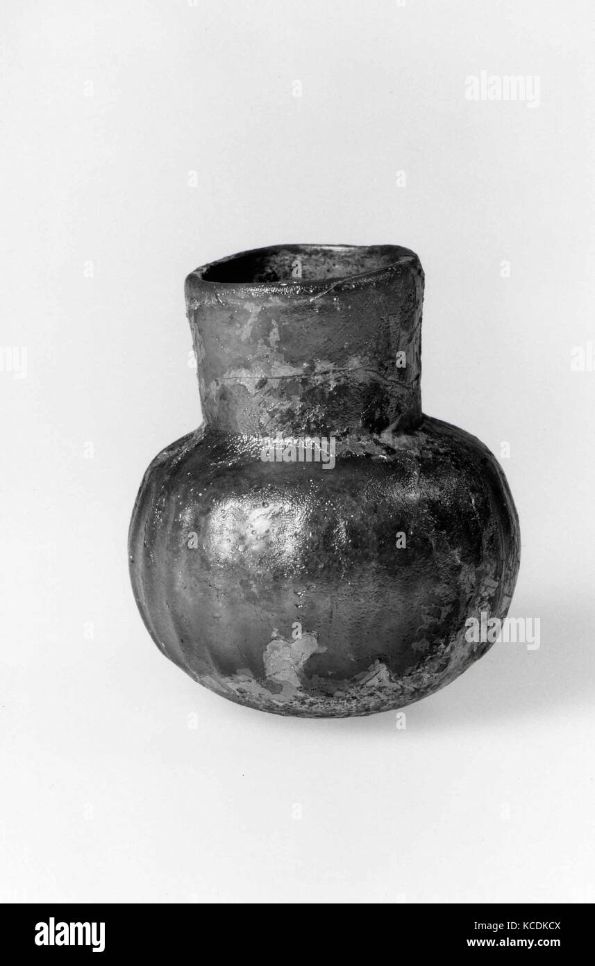 Glas, 7. - 11. Jahrhundert, Islamische, wahrscheinlich fast farbloses Glas. (Der Körper in eine runde Form geblasen), der Rim beendet am Stockfoto