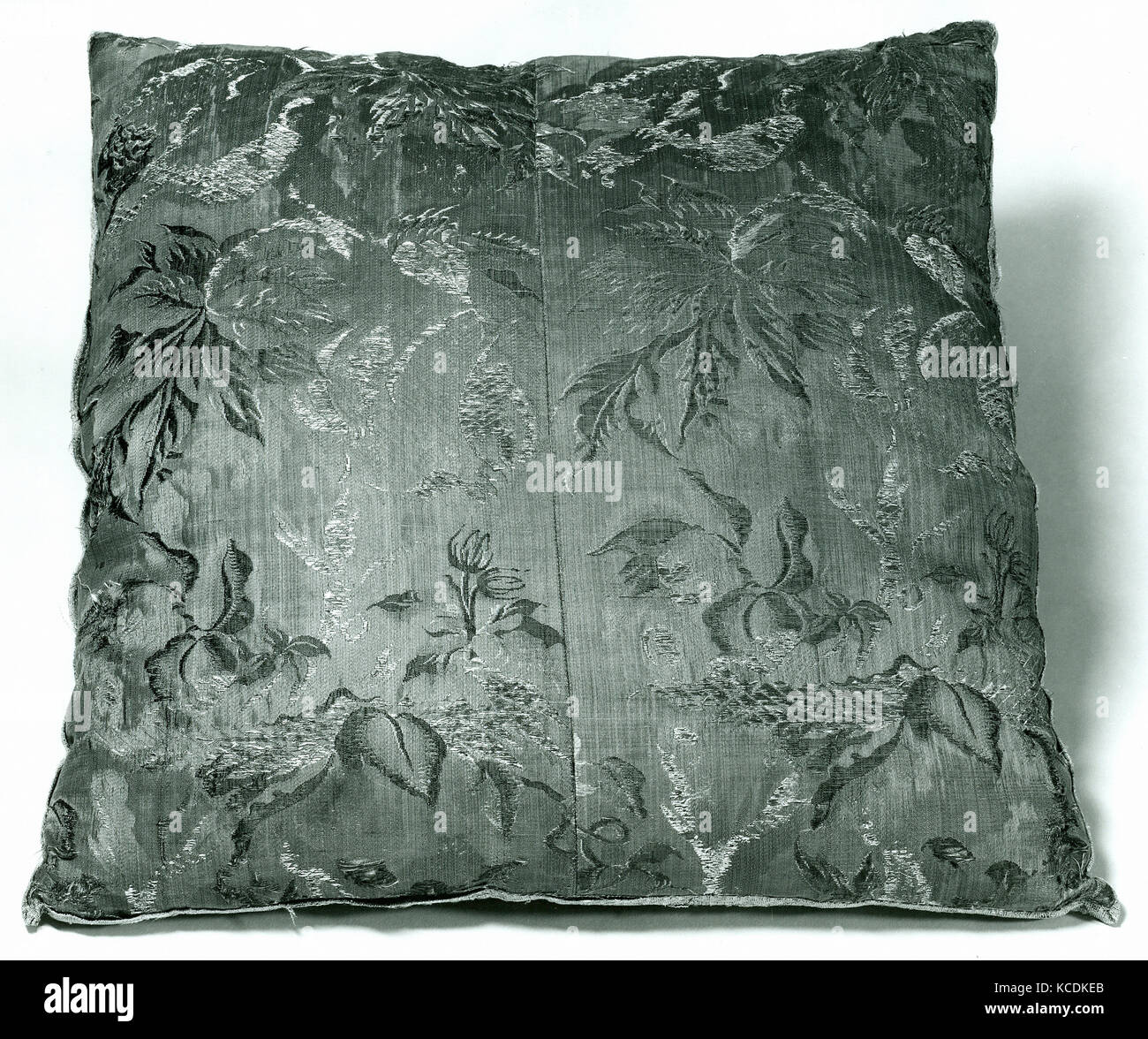 Kissen, 17. Jahrhundert, Italienisch, Seide; Metall auf Seide Kern, Leinen, 21 x 20 cm. (53,3 x 52 cm), Textiles-Miscellaneous Stockfoto
