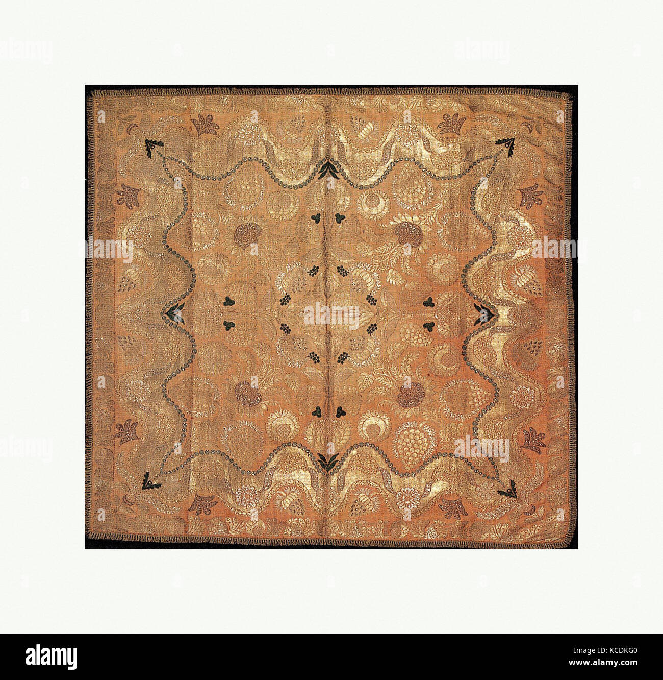 Abdeckung, 19. Jahrhundert, Russisch (?), Seide; Metall auf Seide Kern; Chenille, 37 1/2 x 40 1/4 in. (100 x 106,7 cm), Textiles-Woven Stockfoto