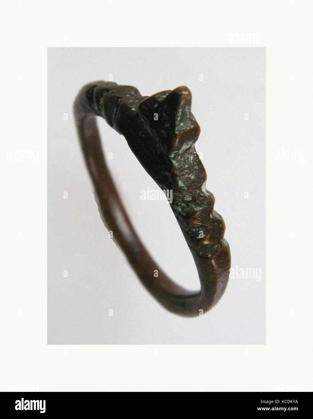 Finger, Ring, 7. Jahrhundert, fränkischen, Kupferlegierung, Gesamt: 1 1/8 x 7/8 x 3/16 in. (2,8 x 2,3 x 0,4 cm), Metalwork-Copper Legierung Stockfoto