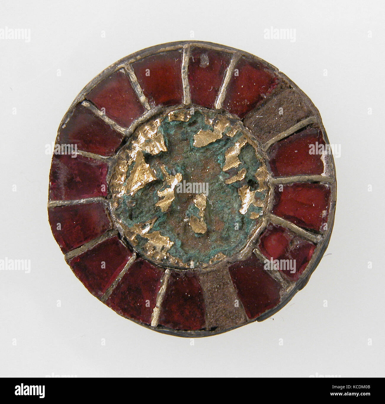 Festplatte Brosche, 6. Jahrhundert, fränkischen, Silber auf Eisenkern, teilweise vergoldete, Glas einfügen oder Granat, Gesamt: 7/8 x 3/16 in. (2,2 x 0,4 Stockfoto