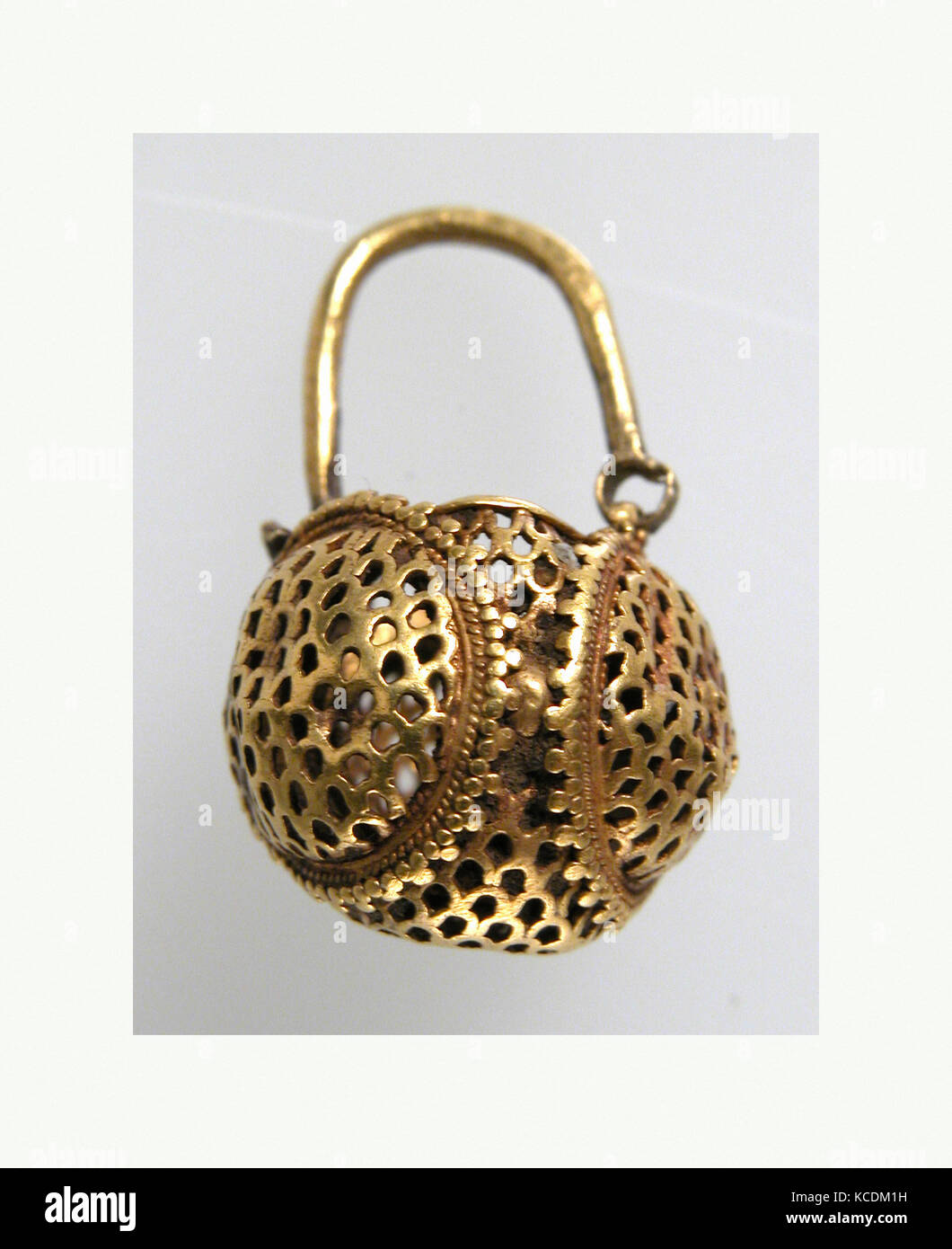 Gold 'Korb' Ohrring, 6. Jahrhundert, im nördlichen Frankreich, byzantinischen, Gold, Gesamt: 1 x 9/16 in. (2,5 x 1,5 cm), Metall Stockfoto