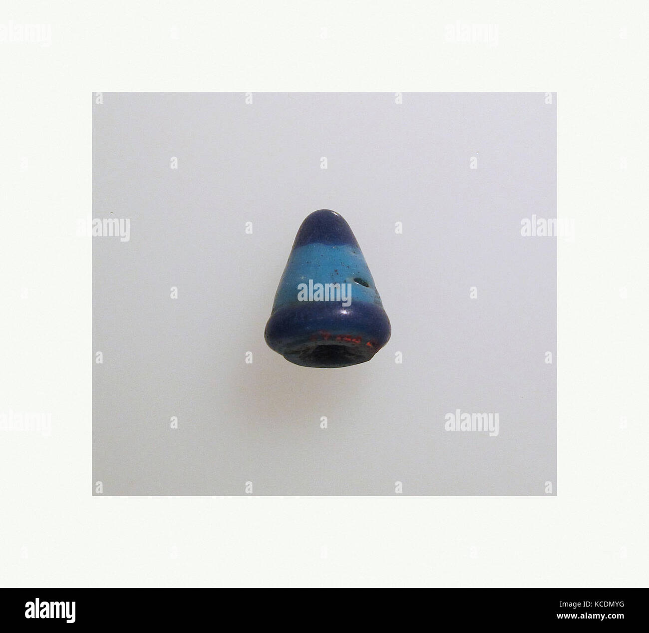 Ornament Kegel, Glas, Höhe: 3/4 x 5/8 in. (1,9 x 1,7 cm), Glas Stockfoto