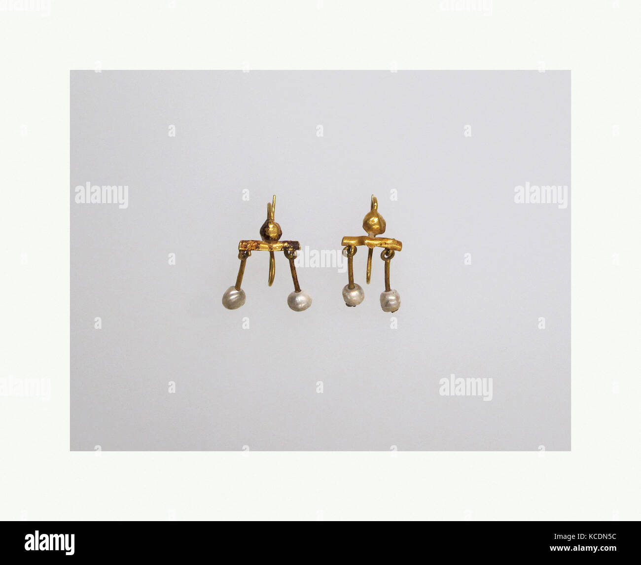 Gold und Perle Ohrring, frühen Kaiserzeit, 1. Jh. N.CHR., Römische, Gold, Pearl, H.: 1 5/16 in. (3.3 cm), Gold und Silber Stockfoto