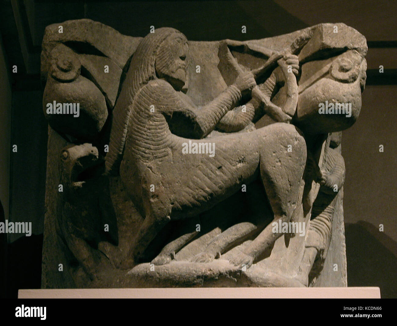 Kapital mit dem Centaur kämpft ein Mann mit Pfeil und Bogen, Ca. 1175 - 1200 Stockfoto