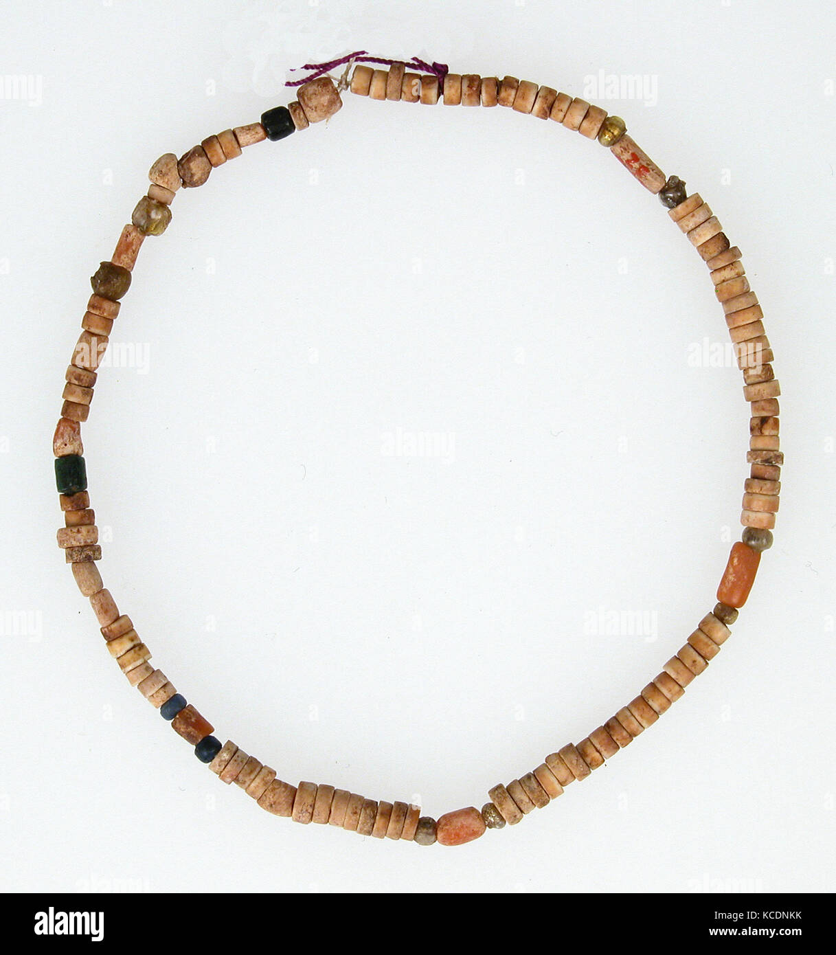 String mit Perlen, 4.Jahrhundert, in Kharga Oase gemacht, Byzantinische Ägypten, koptische, Elfenbein (zum größten Teil), Glas, Insgesamt (String Stockfoto