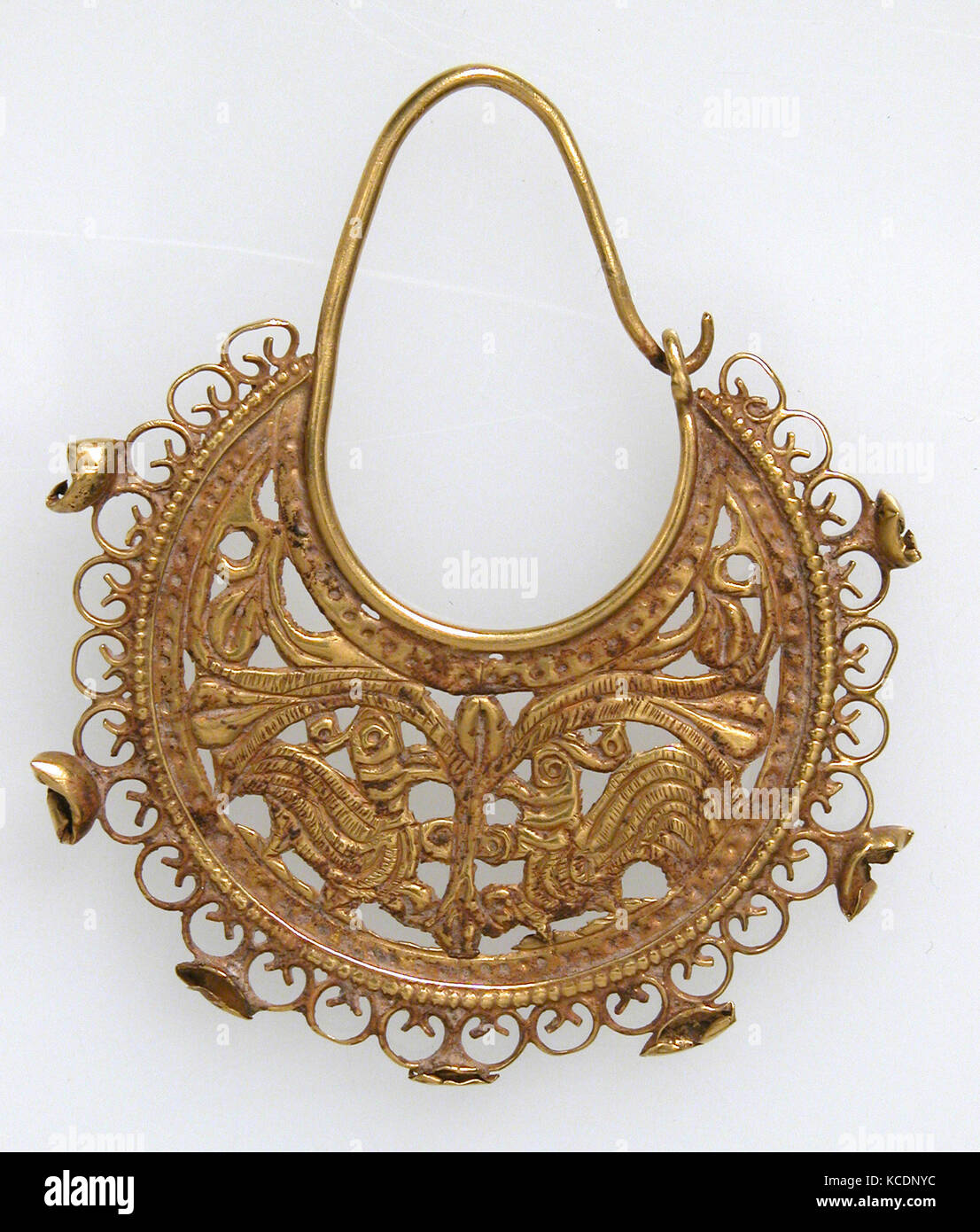 Gold Hälfte Moon-Shaped Ohrring mit Pfauen, Ende des 6. - 7. Stockfoto