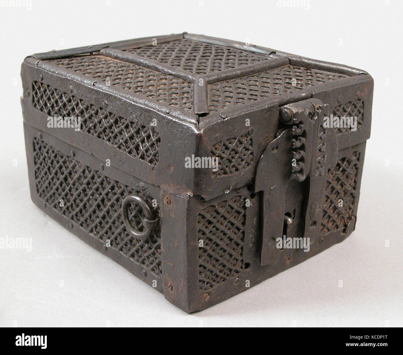 Box, 16. Jahrhundert, Spanisch, Eisen, Holz, Gesamt: 3 13/16 x 5 x 6 9/16-in. (9,7 x 12,7 x 16,7 cm), Metalwork-Iron Stockfoto