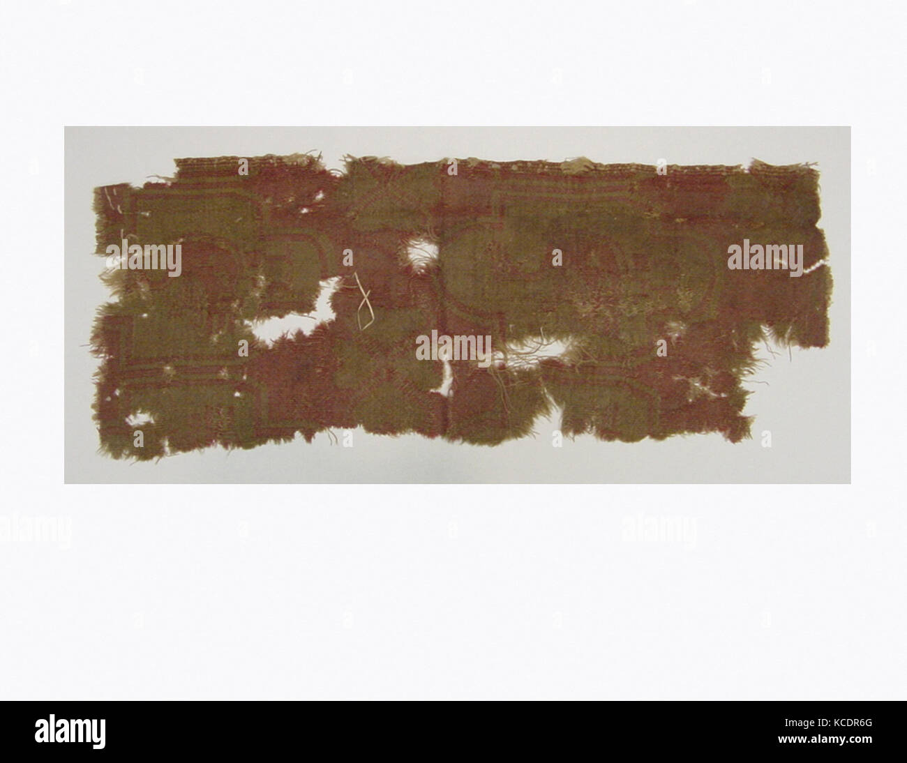 Fragment, 4. - 6. und 9. Jahrhundert, vermutlich in Ägypten, Wolle zugeschrieben; samite weben, 22 3/4 x 9 3/8 in. (57,8 x 23,8 cm Stockfoto