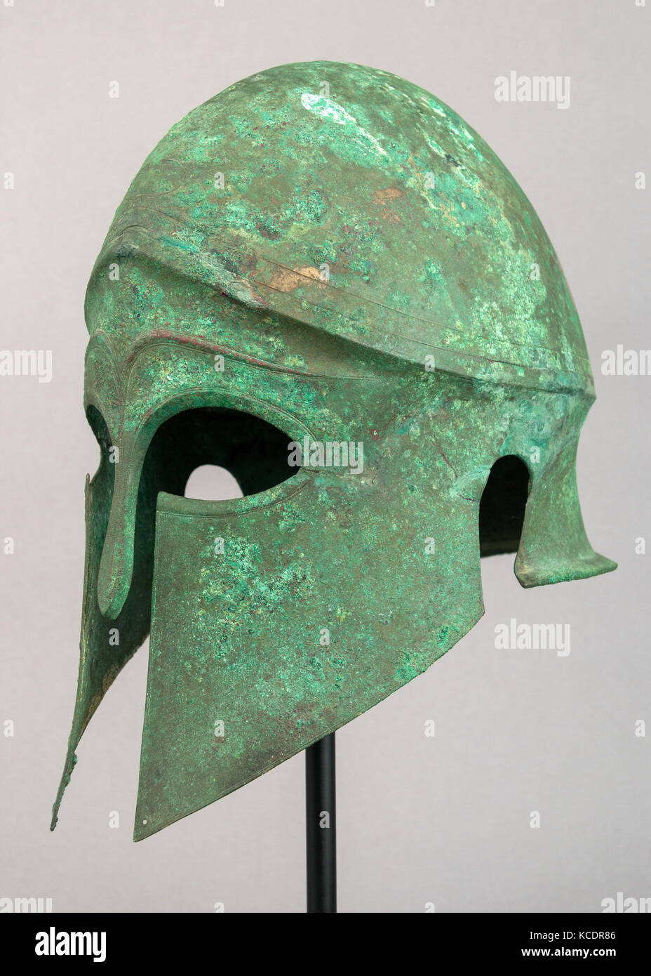 Helm der Korinther Art und ein paar Grieben, frühe 5. Jahrhundert v. Chr. Stockfoto