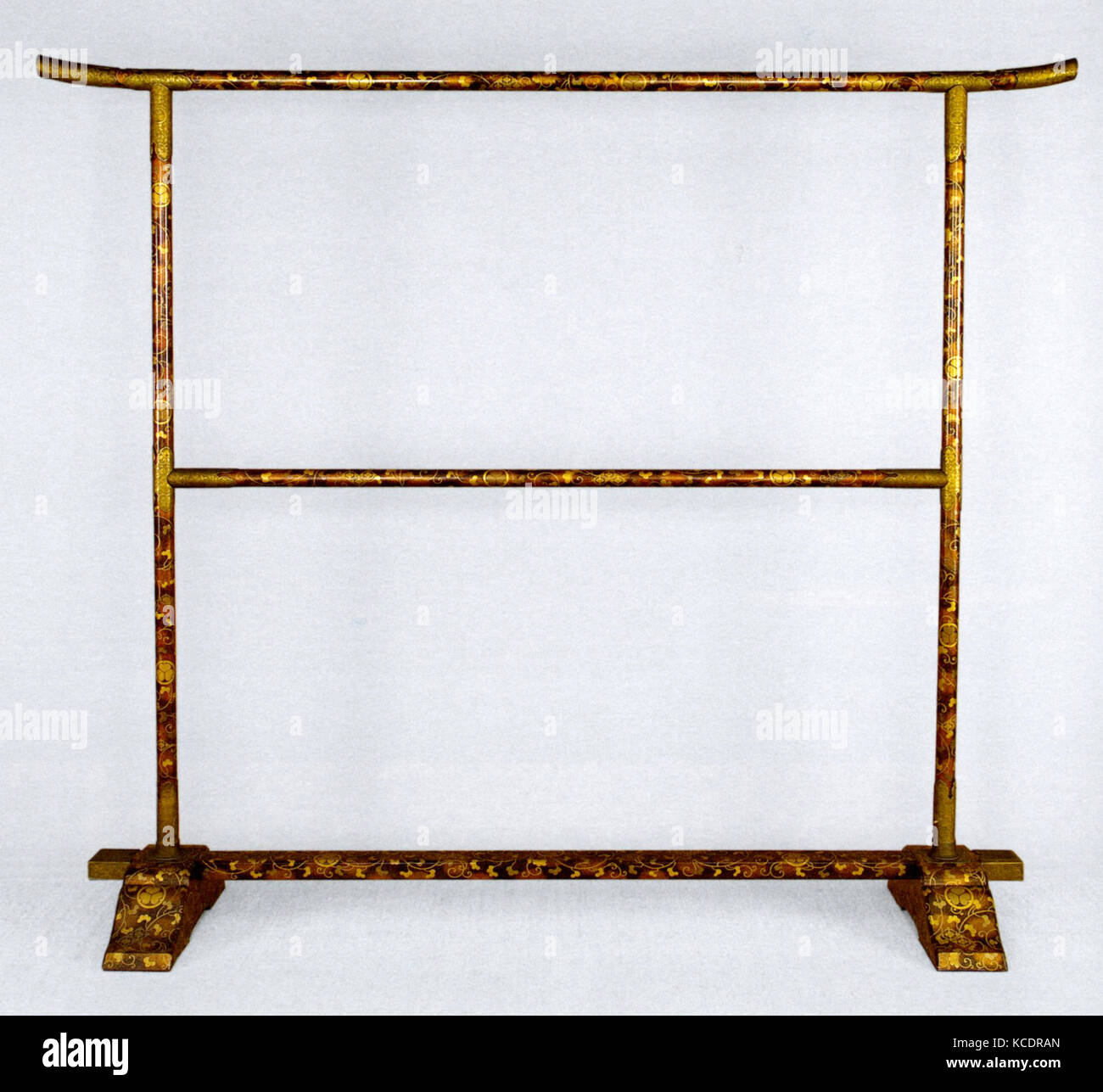 唐草葵紋蒔絵衣桁, Kimono Rack (Ikō) mit Blättern Laub und Tokugawa Familie Kamm, 18. Jahrhundert Stockfoto