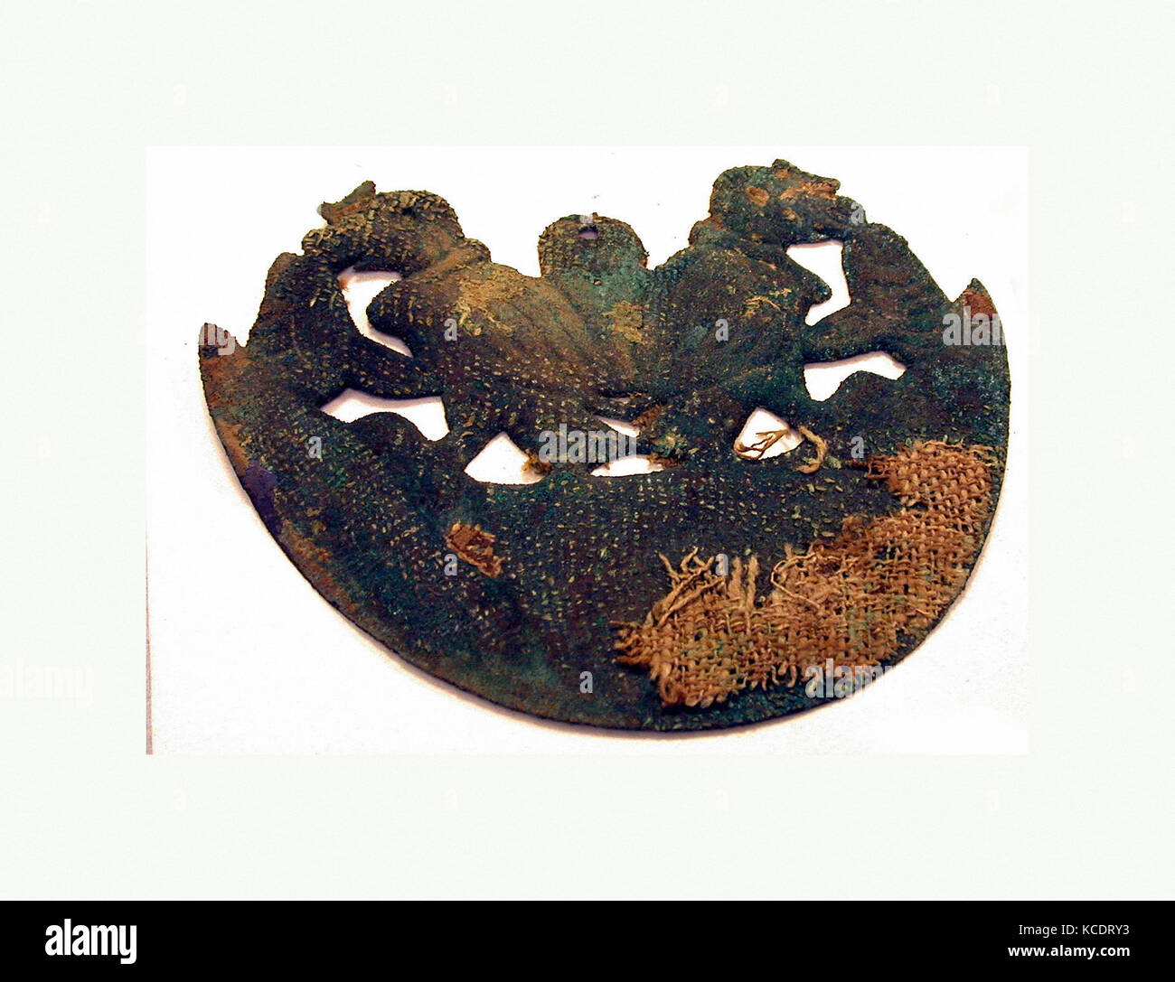 Tier Ornament, 390 - 450, Peru, Moche (Loma Negra), vergoldete Kupfer, H x B: 4 1/8 x 4 15/16 in. (10,5 x 12,6 cm), Metal-Ornaments Stockfoto