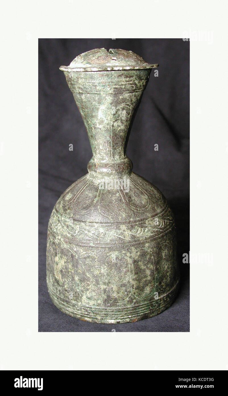 Metall Flasche mit facettierten Design, 10. - 11. Jahrhundert Stockfoto