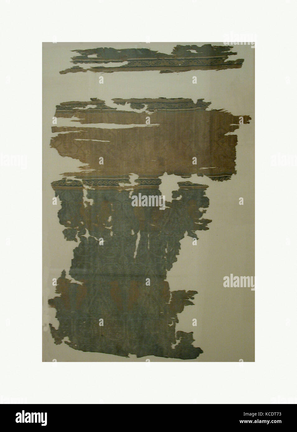 Textile Fragment mit Blick auf Paare von Vögeln Flankierende ein Baum des Lebens, 11. - 12. Jahrhundert Stockfoto