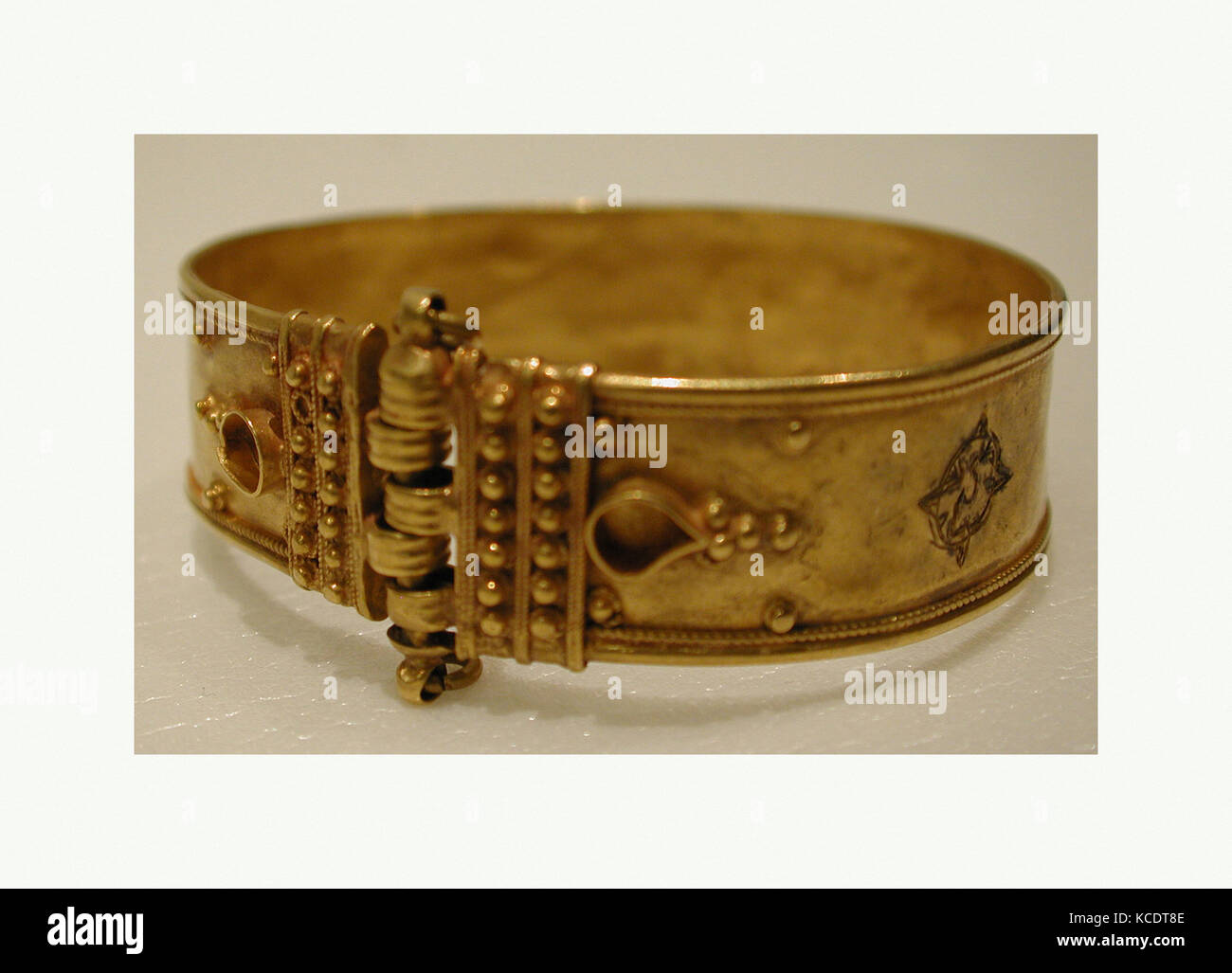 Armband, 12. - 13. Jahrhundert gefunden, Iran, wahrscheinlich Gurgan, Gold  Blatt mit Granulation, Schmuck Stockfotografie - Alamy