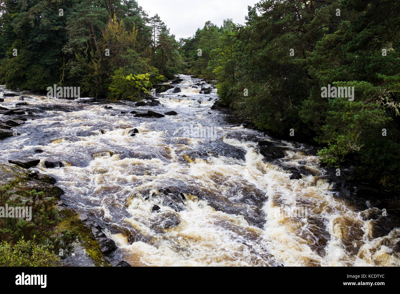 Die Wasserfälle von Dochart laufen durch die kleine Stadt von Killin, Loch Lomond und der Trossachs National Park, Schottland. Stockfoto