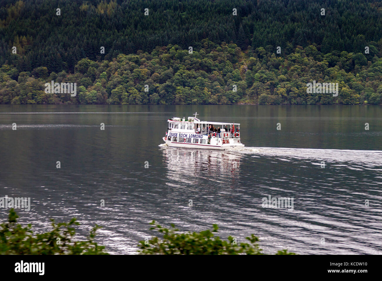 Passagiere auf eine Vergnügungsreise auf Loch Lomond, Argyll und Bute, Scottish Highlands. Stockfoto Passagiere auf eine Vergnügungsreise auf Loch Lomond, Argyll und Bute, Scottish Highlands. Stockfoto