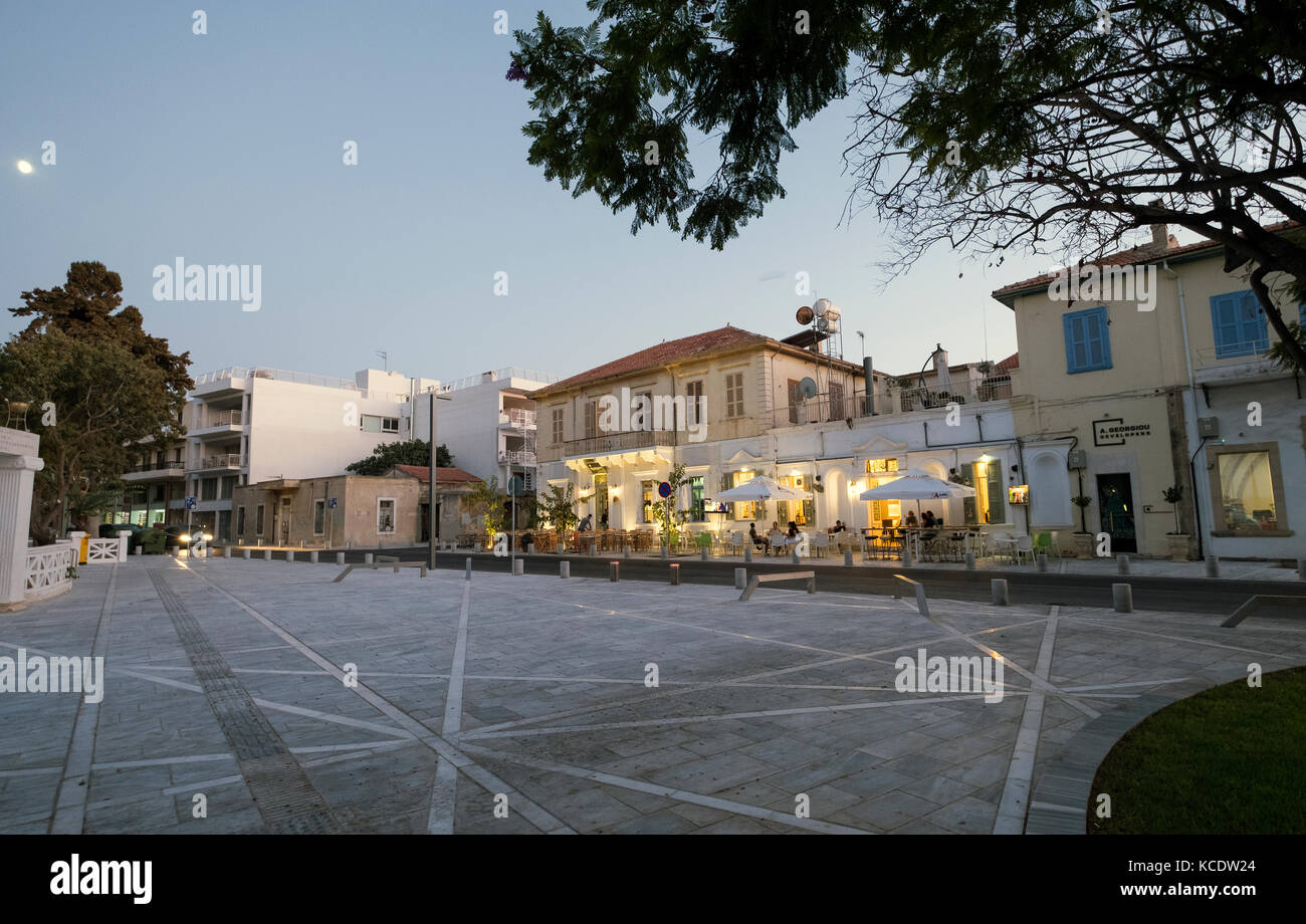 Cafe's und Bars in martiou 25 Straße in der Altstadt von Paphos, Zypern. Stockfoto