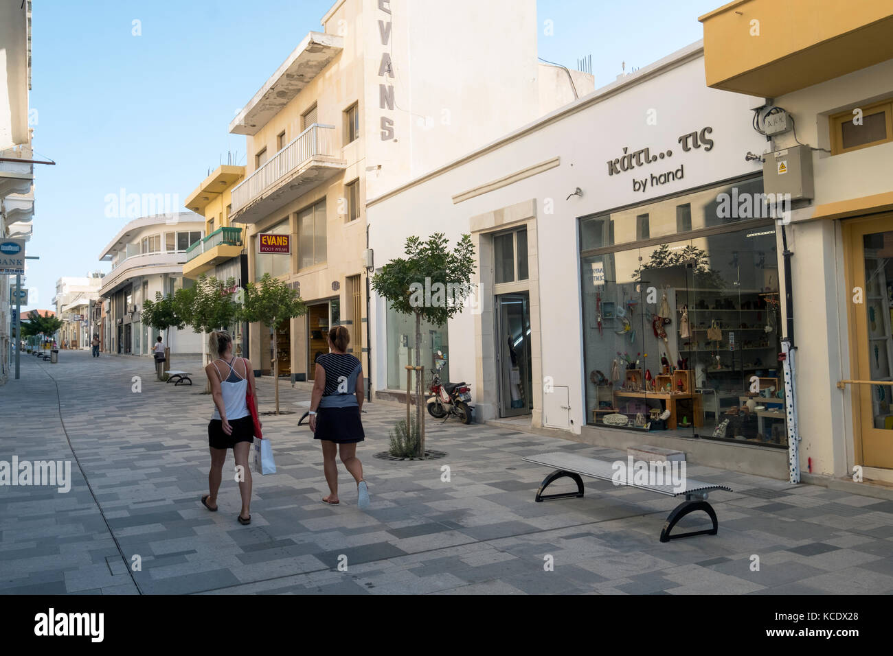 Eine neu asphaltierte Fußgängerzone in der Altstadt von Paphos, Zypern. Stockfoto