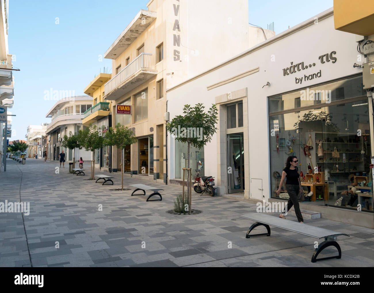 Eine neu asphaltierte Fußgängerzone in der Altstadt von Paphos, Zypern. Stockfoto