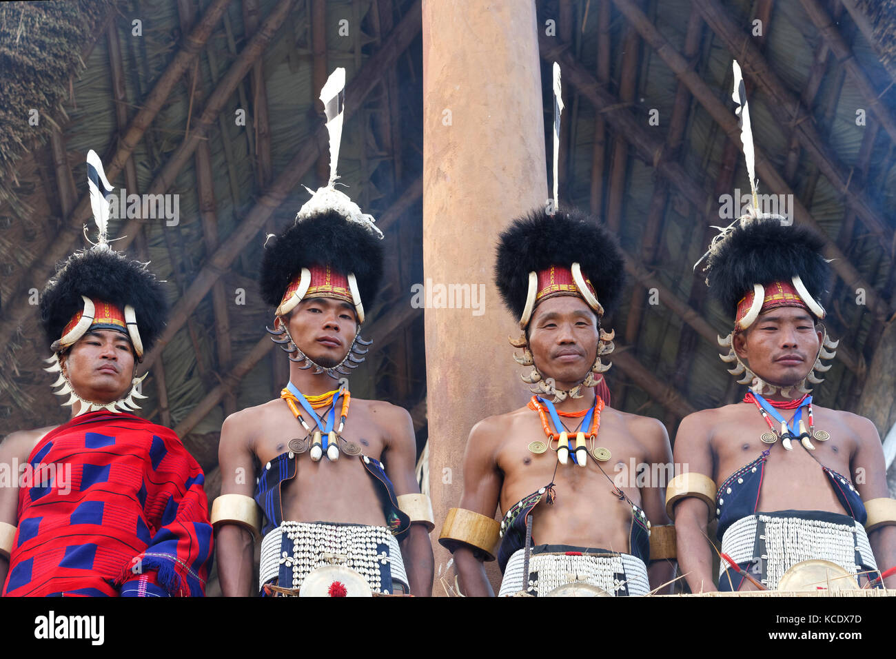 Naga tribal Männer in traditioneller Kleidung, Kisima Nagaland Hornbill Festival, Kohima, Nagaland, Indien Stockfoto