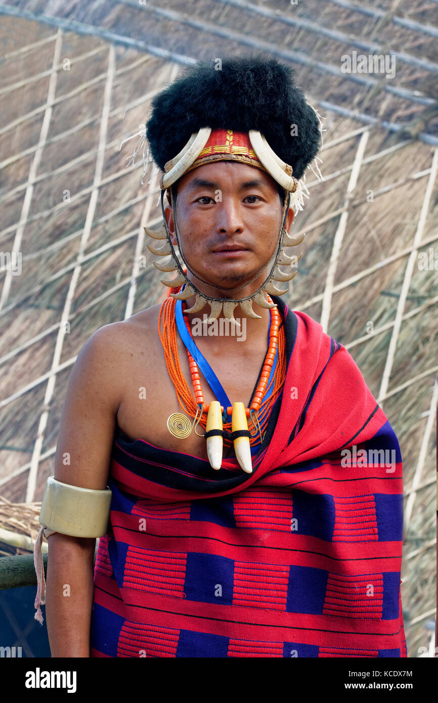 Naga tribal Mann im traditionellen Outfit, Kisima Nagaland Hornbill Festival, Kohima, Nagaland, Indien Stockfoto