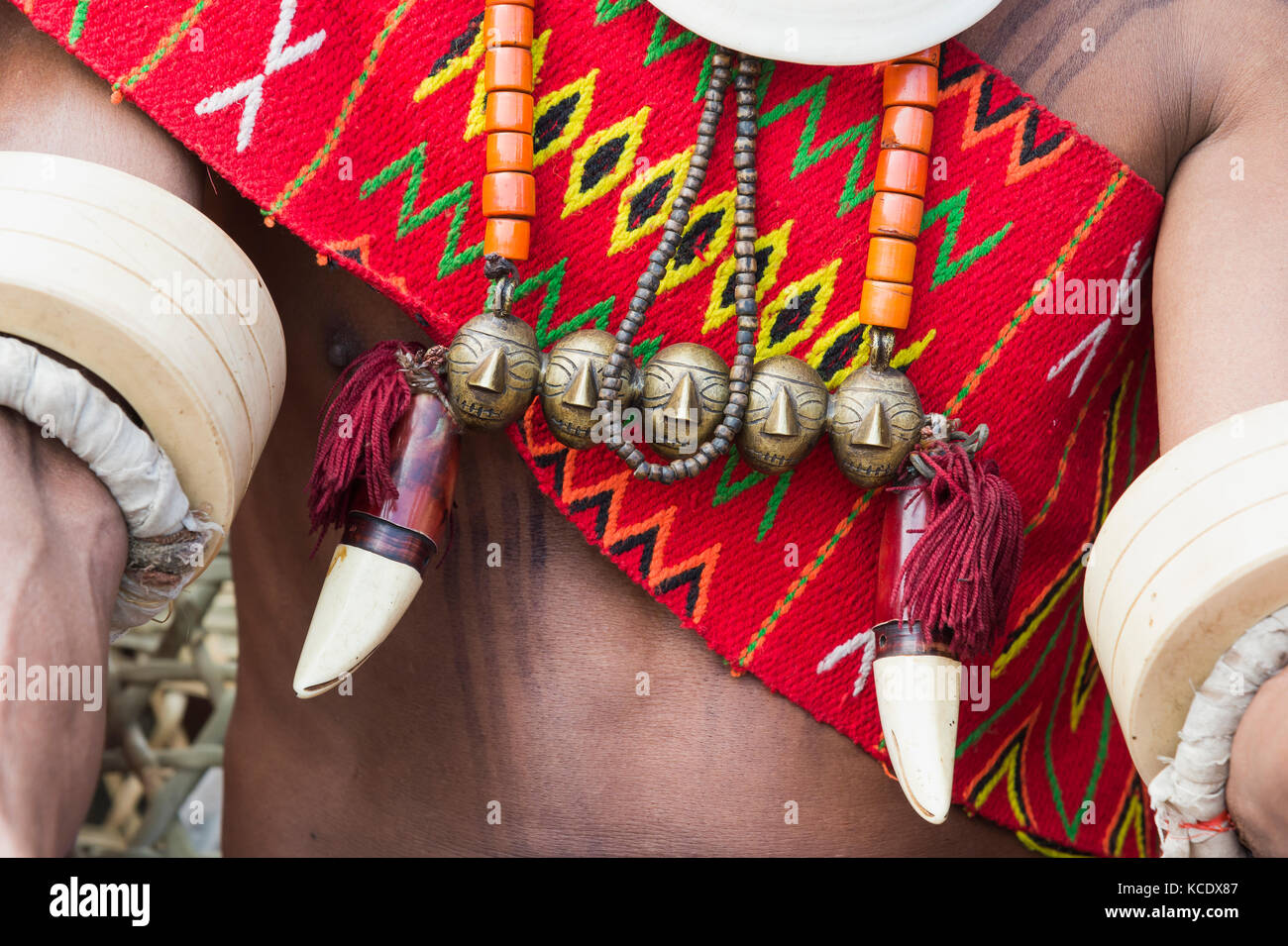 Detail der Kleidungsstück mit traditioneller Kleidung, Kisima Nagaland Hornbill Festival, Kohima, Nagaland, Indien Stockfoto