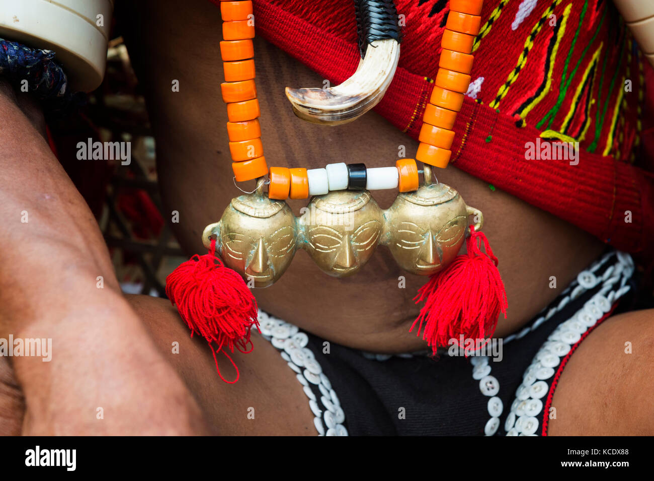 Detail der Kleidungsstück mit traditioneller Kleidung, Kisima Nagaland Hornbill Festival, Kohima, Nagaland, Indien Stockfoto