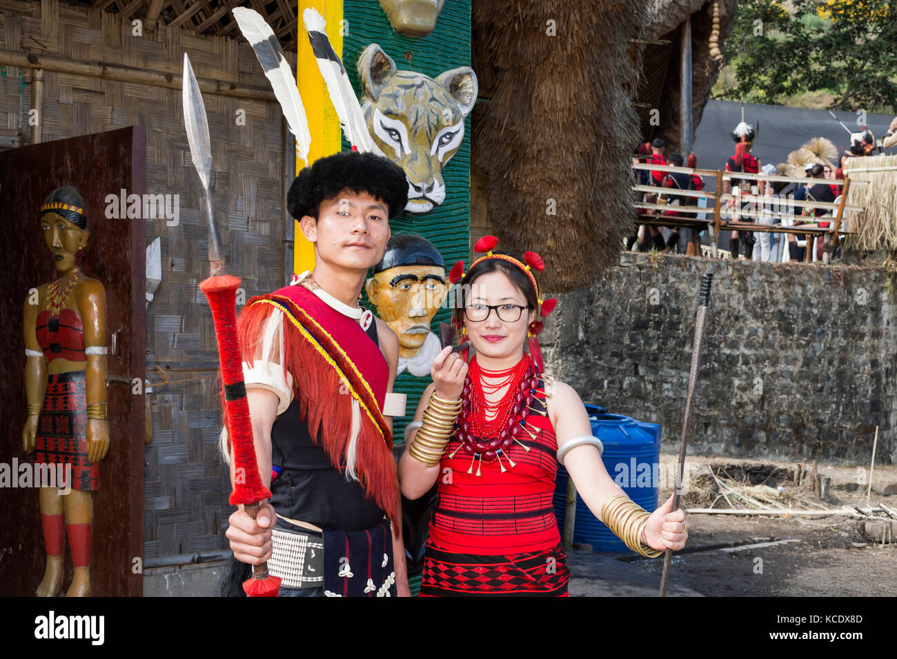 Paar Naga Volksstamm in traditioneller Kleidung, Kisima Nagaland Hornbill Festival, Kohima, Nagaland, Indien Stockfoto