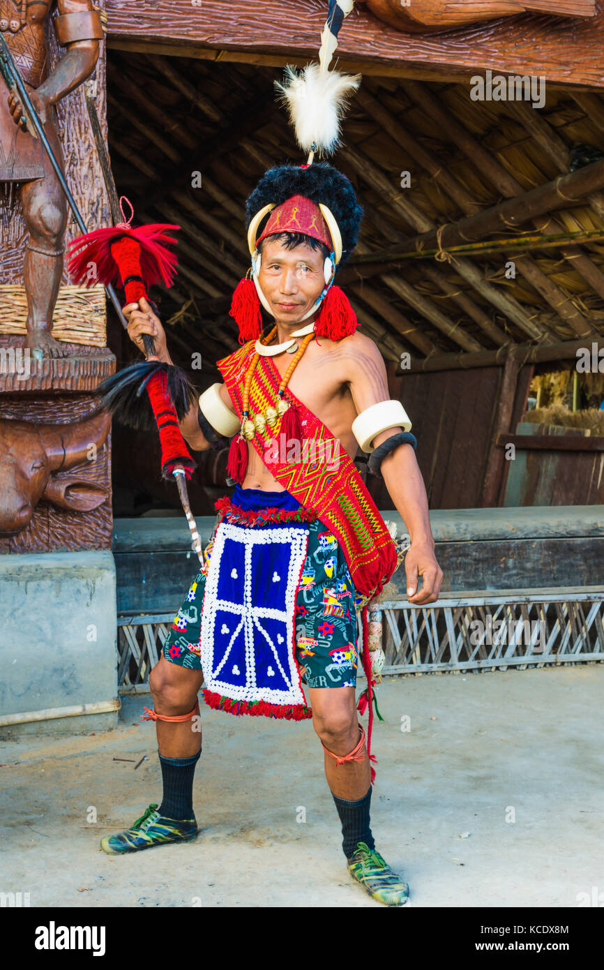 Naga tribal Mann im traditionellen Outfit, kisima Nagaland hornbill Festival, kohima, Nagaland, Indien Stockfoto