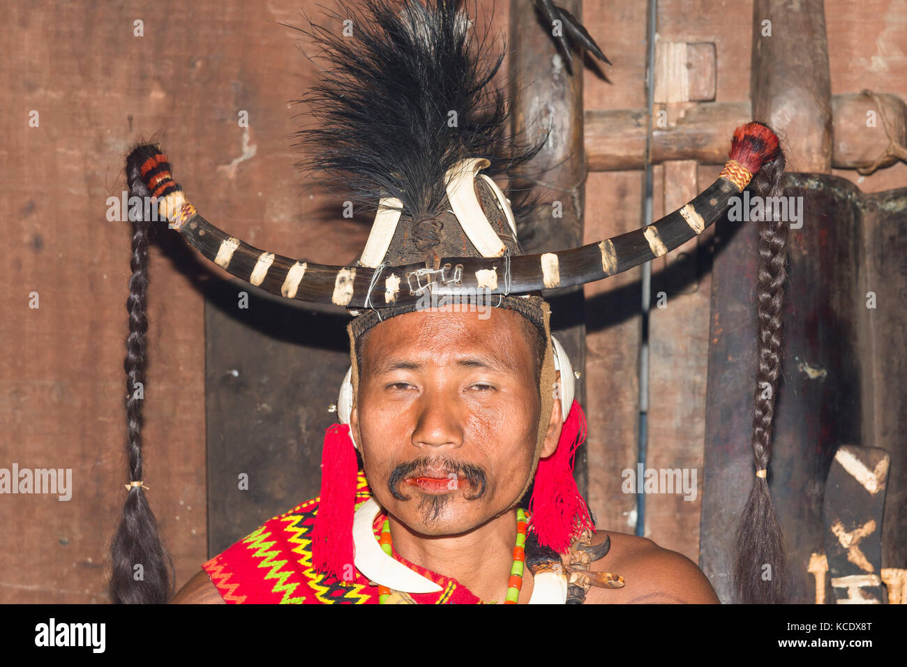 Naga tribal Mann im traditionellen Outfit, kisima Nagaland hornbill Festival, kohima, Nagaland, Indien Stockfoto