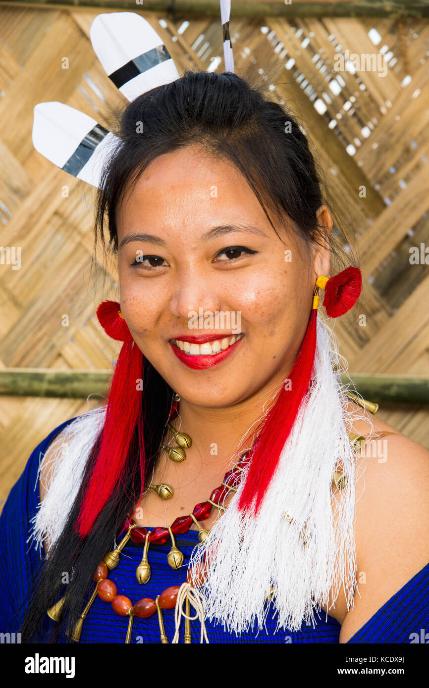 Naga tribal Frau in traditioneller Kleidung, Kisima Nagaland Hornbill Festival, Kohima, Nagaland, Indien Stockfoto