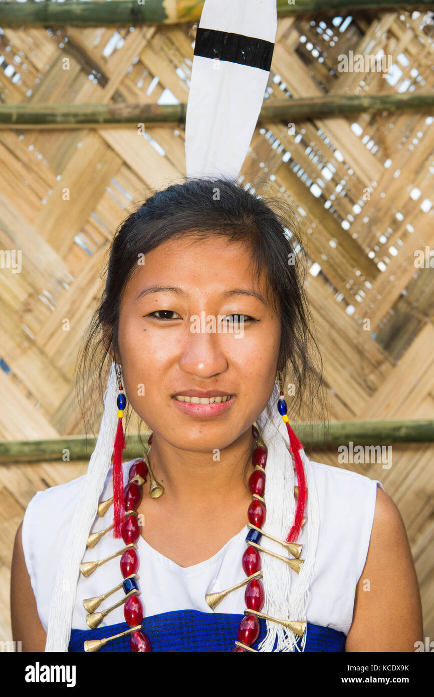 Naga tribal Frau in traditioneller Kleidung, Kisima Nagaland Hornbill Festival, Kohima, Nagaland, Indien Stockfoto