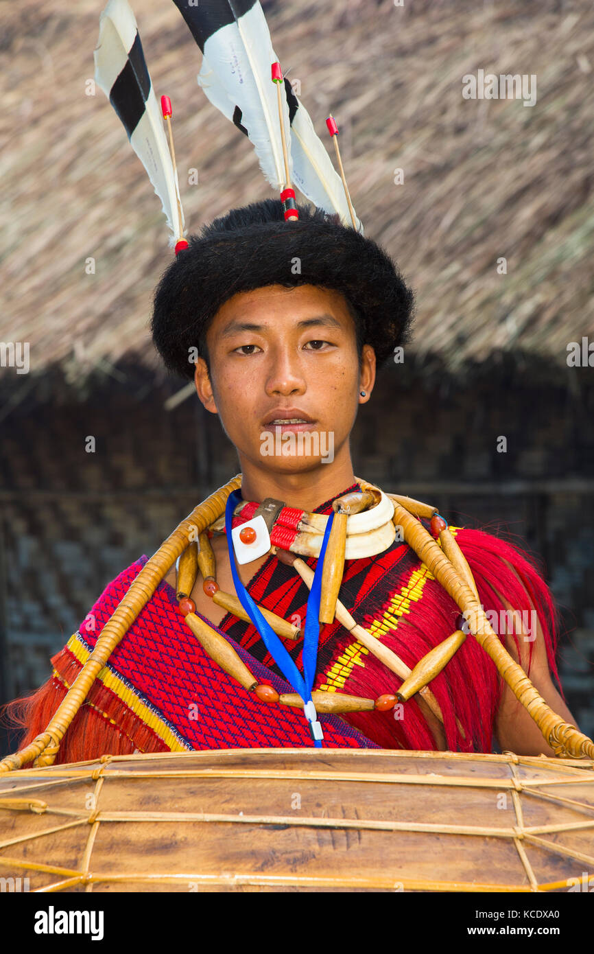 Naga tribal Mann im traditionellen Outfit gespielt, Kisima Nagaland Hornbill Festival, Kohima, Nagaland, Indien Stockfoto