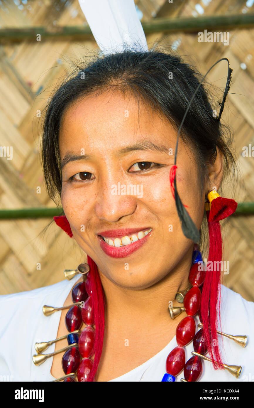 Naga tribal Frau in traditioneller Kleidung, Kisima Nagaland Hornbill Festival, Kohima, Nagaland, Indien Stockfoto