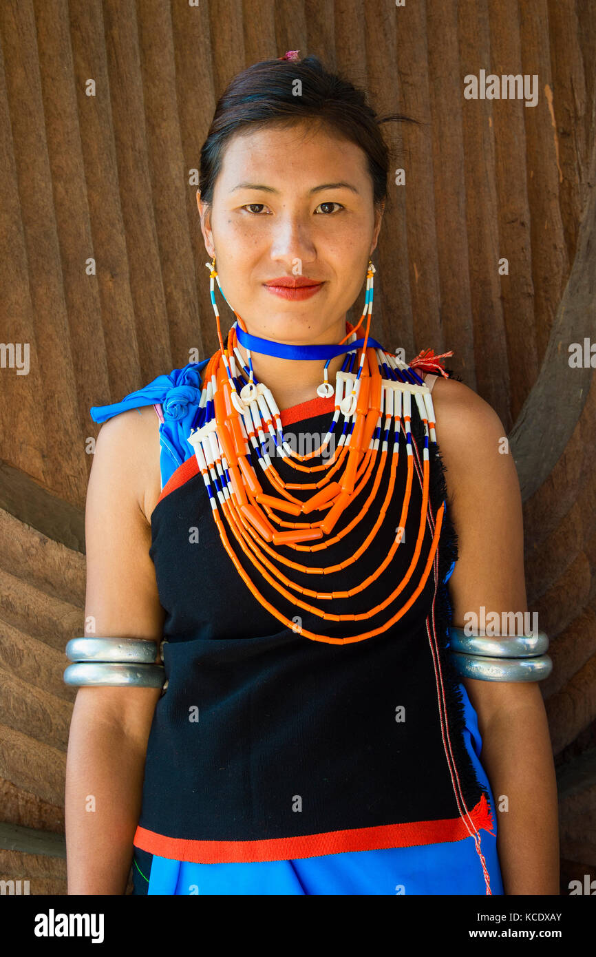 Naga tribal Frau in traditioneller Kleidung, Kisima Nagaland Hornbill Festival, Kohima, Nagaland, Indien Stockfoto