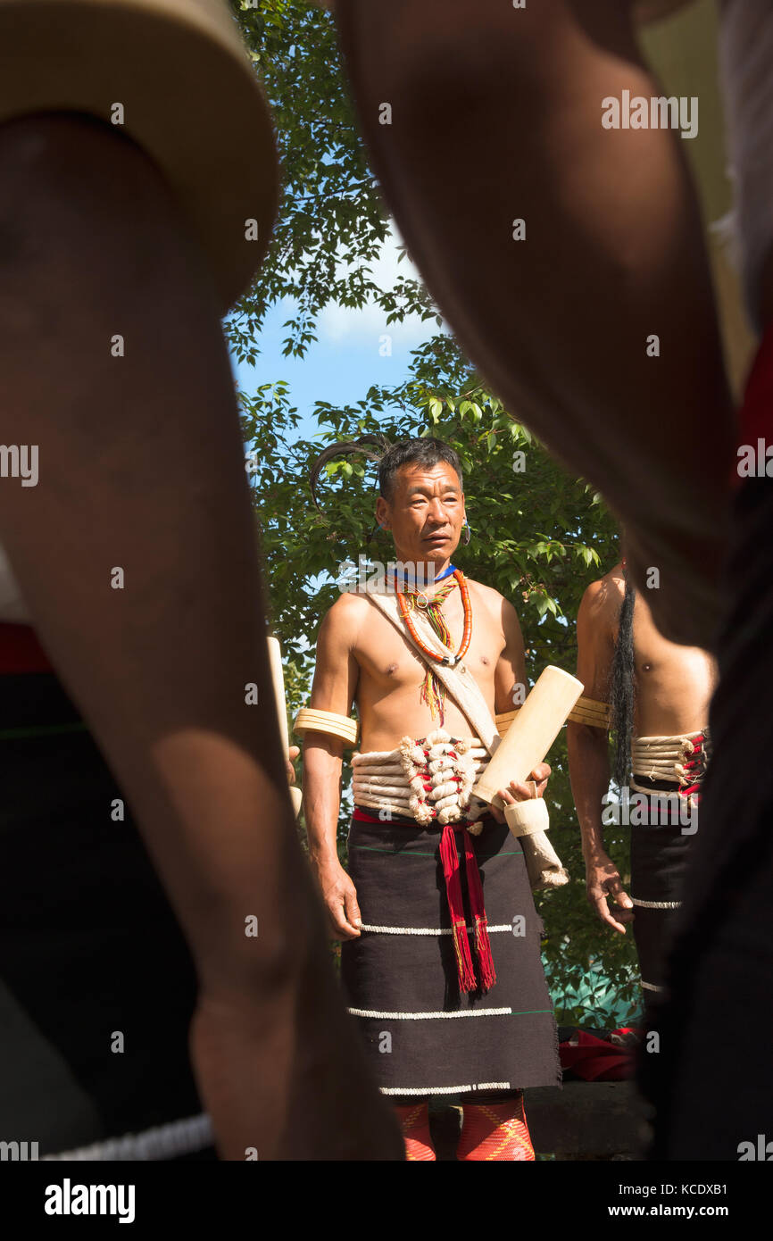 Naga tribal Mann im traditionellen Outfit, Kisima Nagaland Hornbill Festival, Kohima, Nagaland, Indien Stockfoto