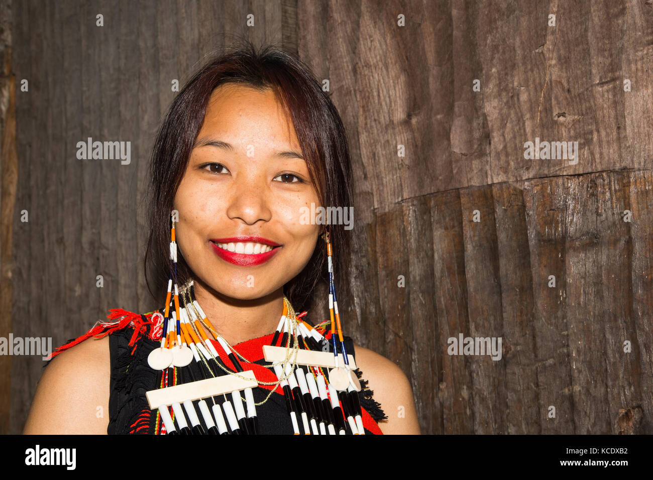 Naga tribal Frau in traditioneller Kleidung, Kisima Nagaland Hornbill Festival, Kohima, Nagaland, Indien Stockfoto