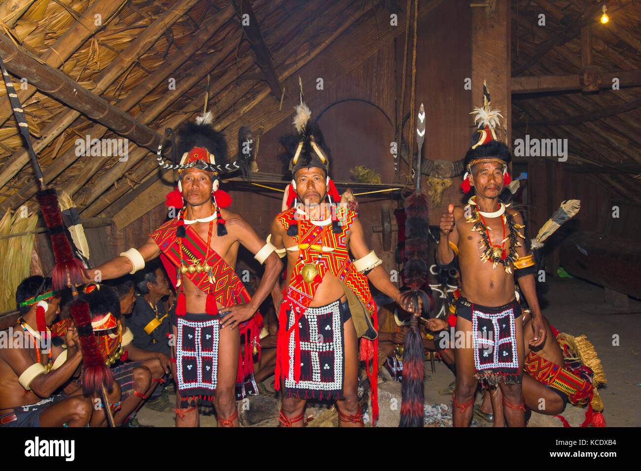 Naga tribal Männer in traditioneller Kleidung, kisima Nagaland hornbill Festival, kohima, Nagaland, Indien Stockfoto