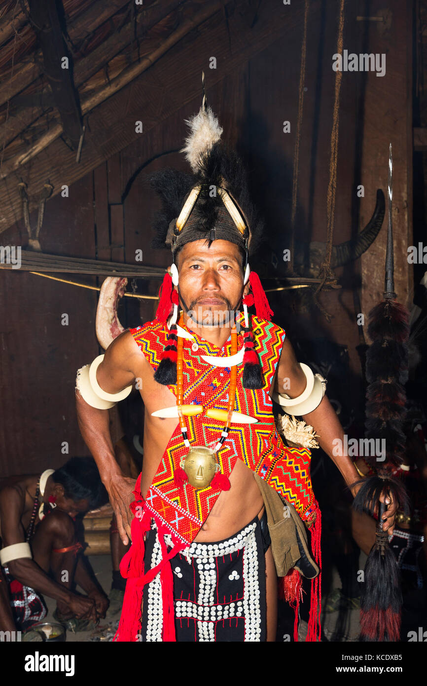 Naga tribal Mann im traditionellen Outfit, Kisima Nagaland Hornbill Festival, Kohima, Nagaland, Indien Stockfoto