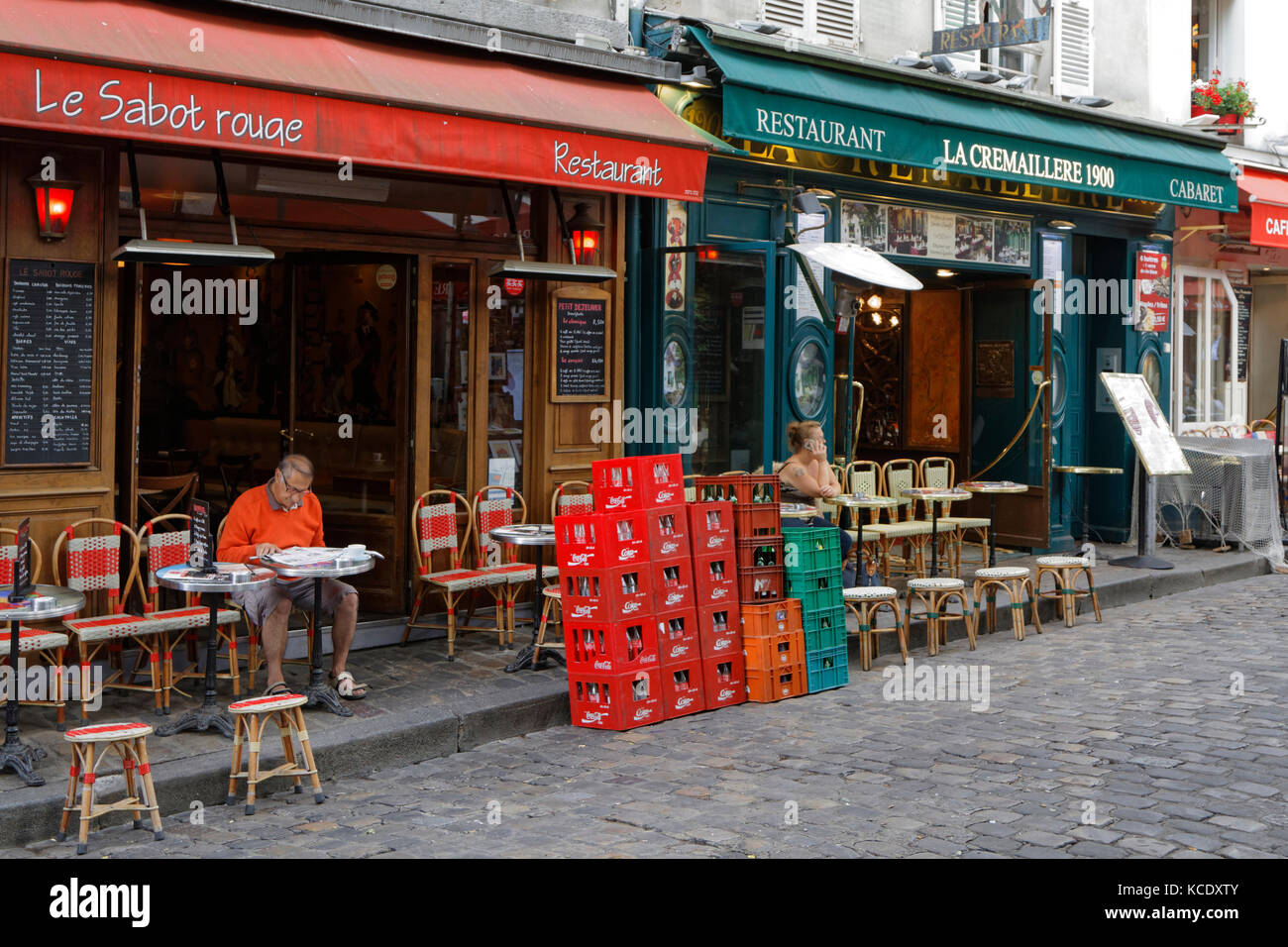 PARIS, Frankreich, 16. Juni 2017 : Restaurants in Place du Tertre. Der Place du Tertre ist nur wenige Straßen von der Basilika von Montmartre und dem Herzen entfernt Stockfoto