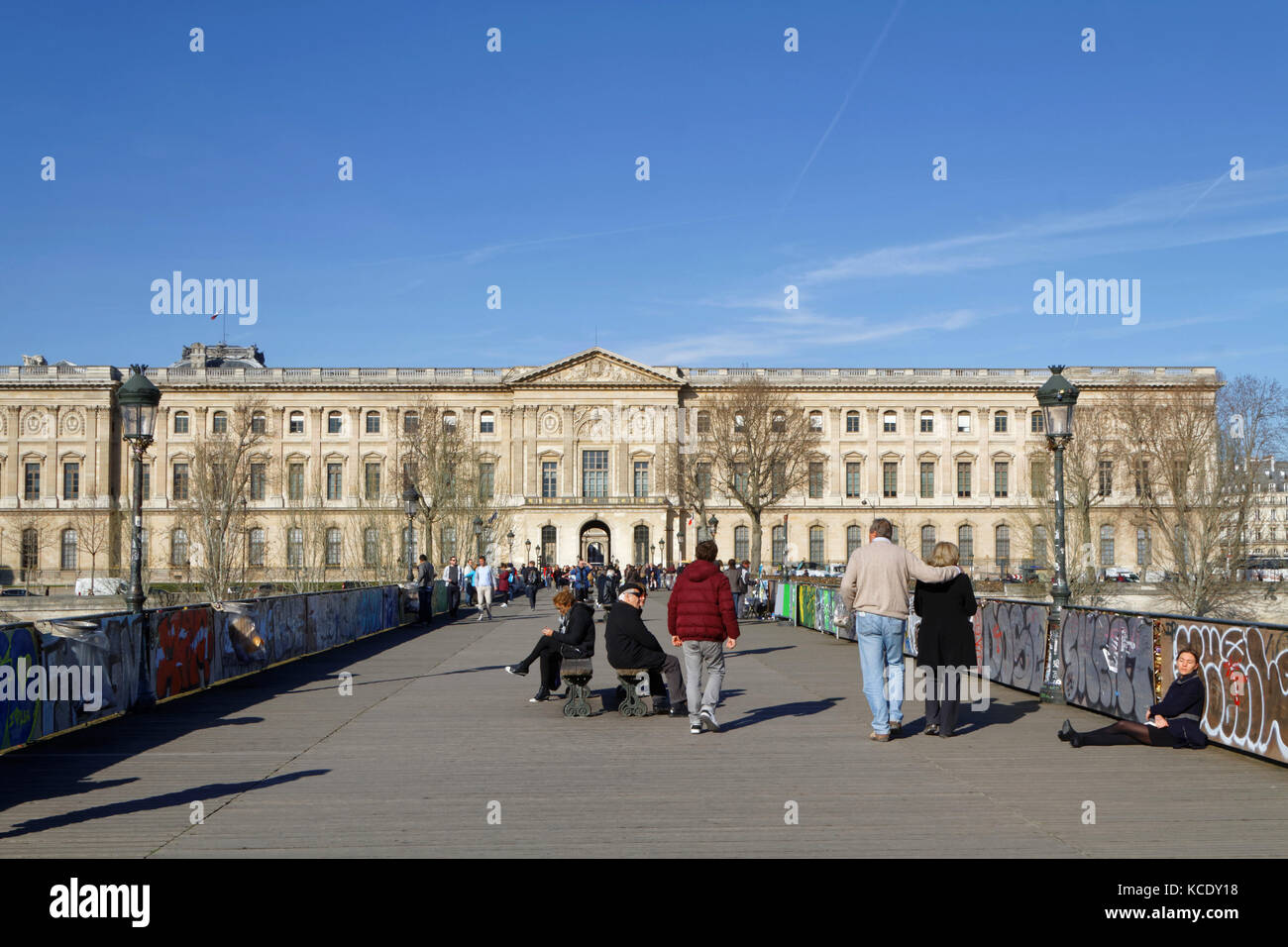 PARIS, FRANKREICH, 12. März 2015 : die Pont des Arts ist eine Fußgängerbrücke in Paris, die die seine überquert. Es verbindet das Institut de France und t Stockfoto