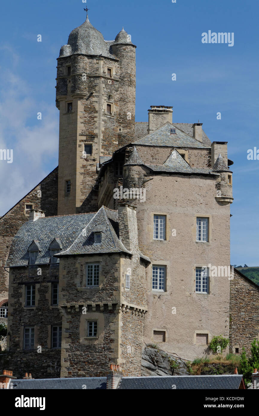 ESTAING, FRANKREICH, 19. Juni 2015 : Estaing gilt als eines der malerischsten Dörfer Frankreichs und ist berühmt für seine Burg. Stockfoto