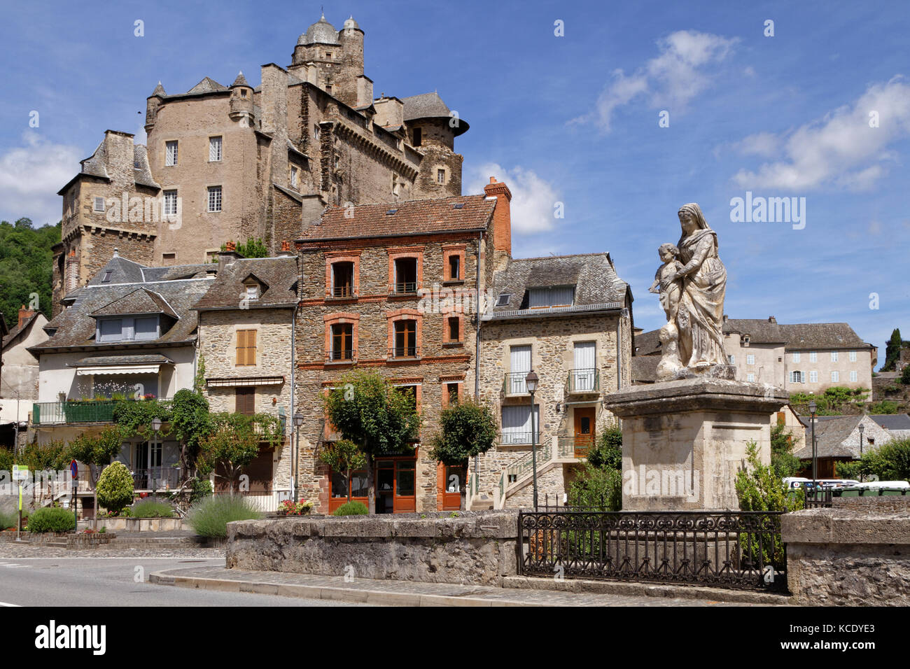ESTAING, FRANKREICH, 19. Juni 2015 : Estaing gilt als eines der malerischsten Dörfer Frankreichs und ist berühmt für seine Burg. Stockfoto
