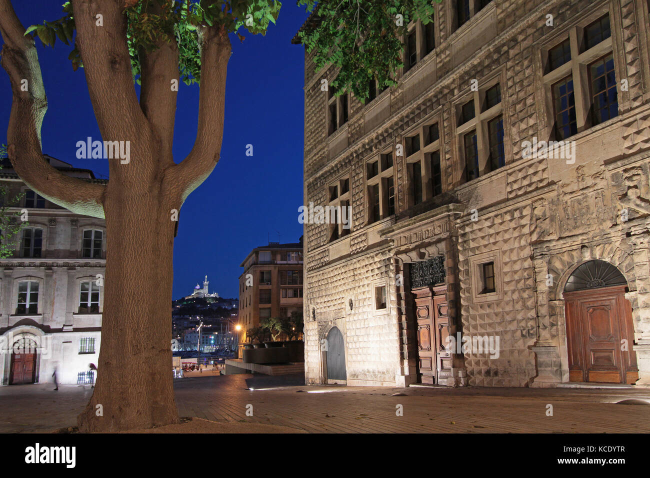 MARSEILLE, FRANKREICH, 4. OKTOBER 2014 : Marseille bei Nacht. Marseille, in der Antike als Massilia bekannt, ist die 3rd größte Metropolregion Frankreichs, Stockfoto