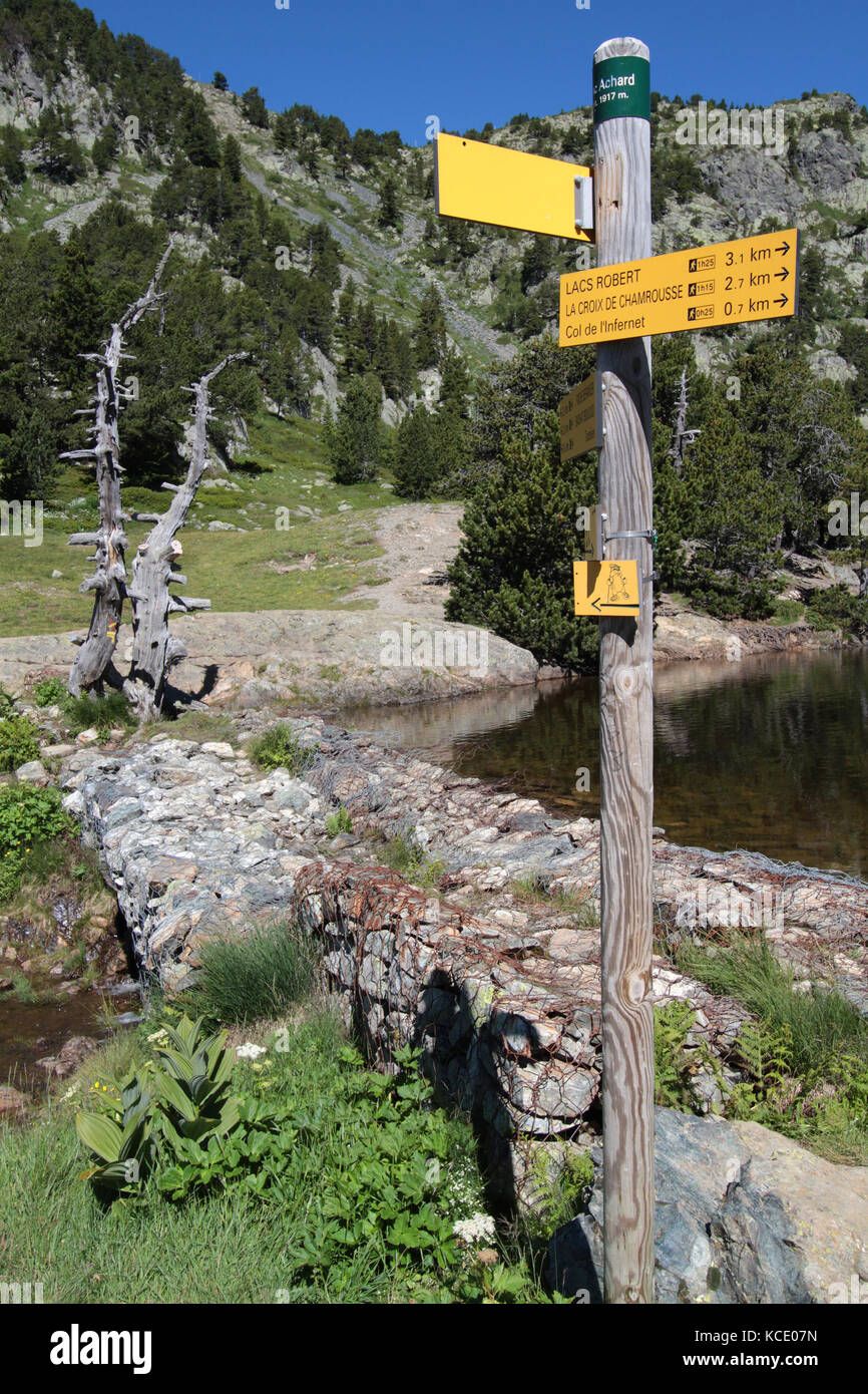 CHAMROUSSE, FRANKREICH, 15. JULI 2014 : Schild für Wanderwege rund um das Skigebiet Chamrousse in der Nähe des Lac Achard. Chamrousse ist ein bekannter Skiort und der Stockfoto