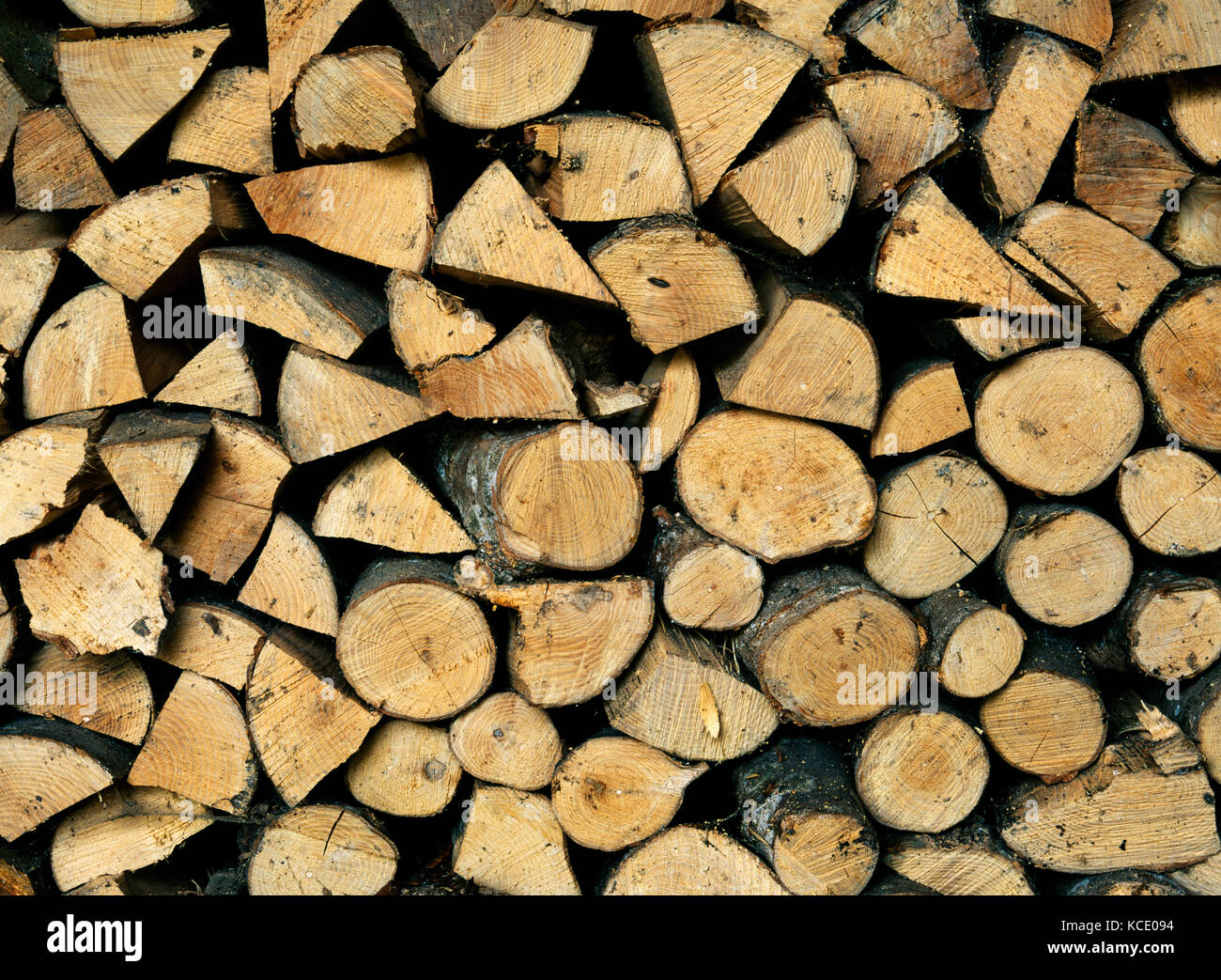 Stapel von selbst angebauten abgelagertem Brennholz; eine Mischung aus Hartholz. Die größeren Stücke aufgeteilt in überschaubaren Größen und die kleineren Links als Umläufe Stockfoto