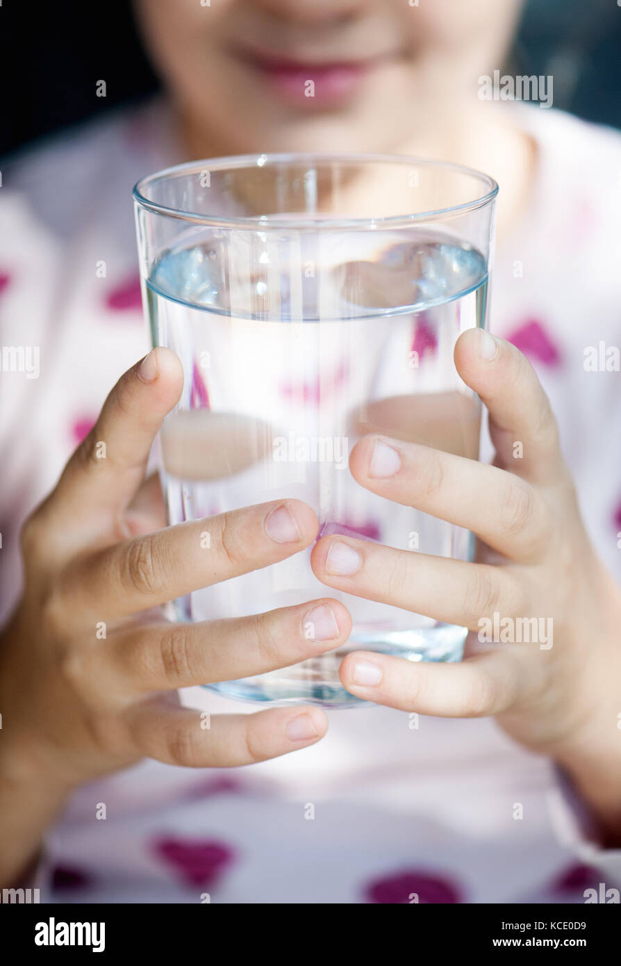 Glas mit sauberem Wasser Stockfoto