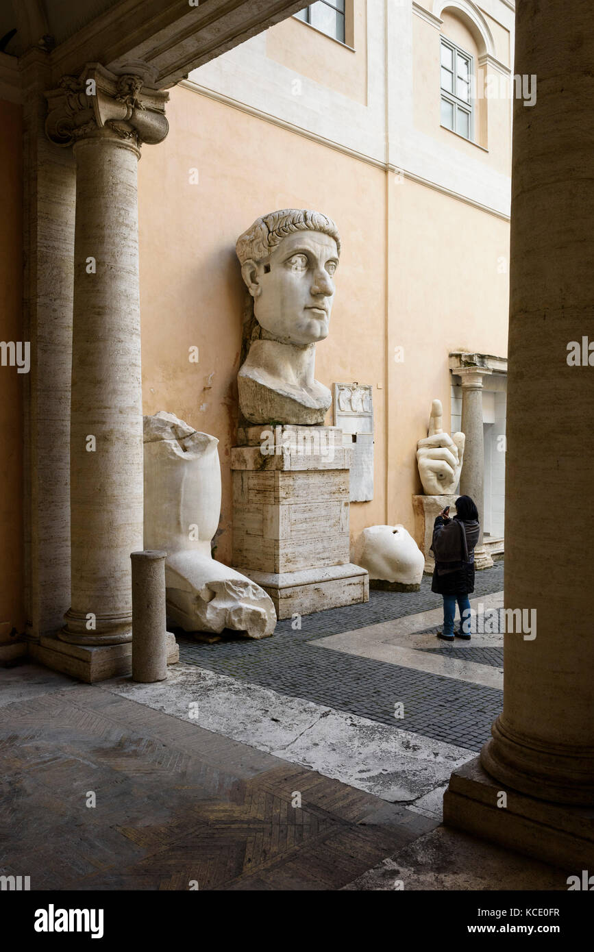 Rom. Italien. Bleibt der kolossalen Statue der römische Kaiser Konstantin I., der Große (Ca. 272-74-337 AD), 313-324 AD, Kapitolinischen Museen. Stockfoto